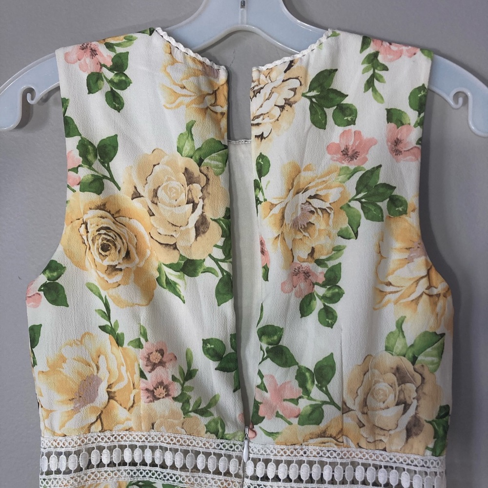 Disney Princess Dress XS 
Floral Yellow Roses
Modest 
Lacy detail
Back zip - Picture 7 of 8